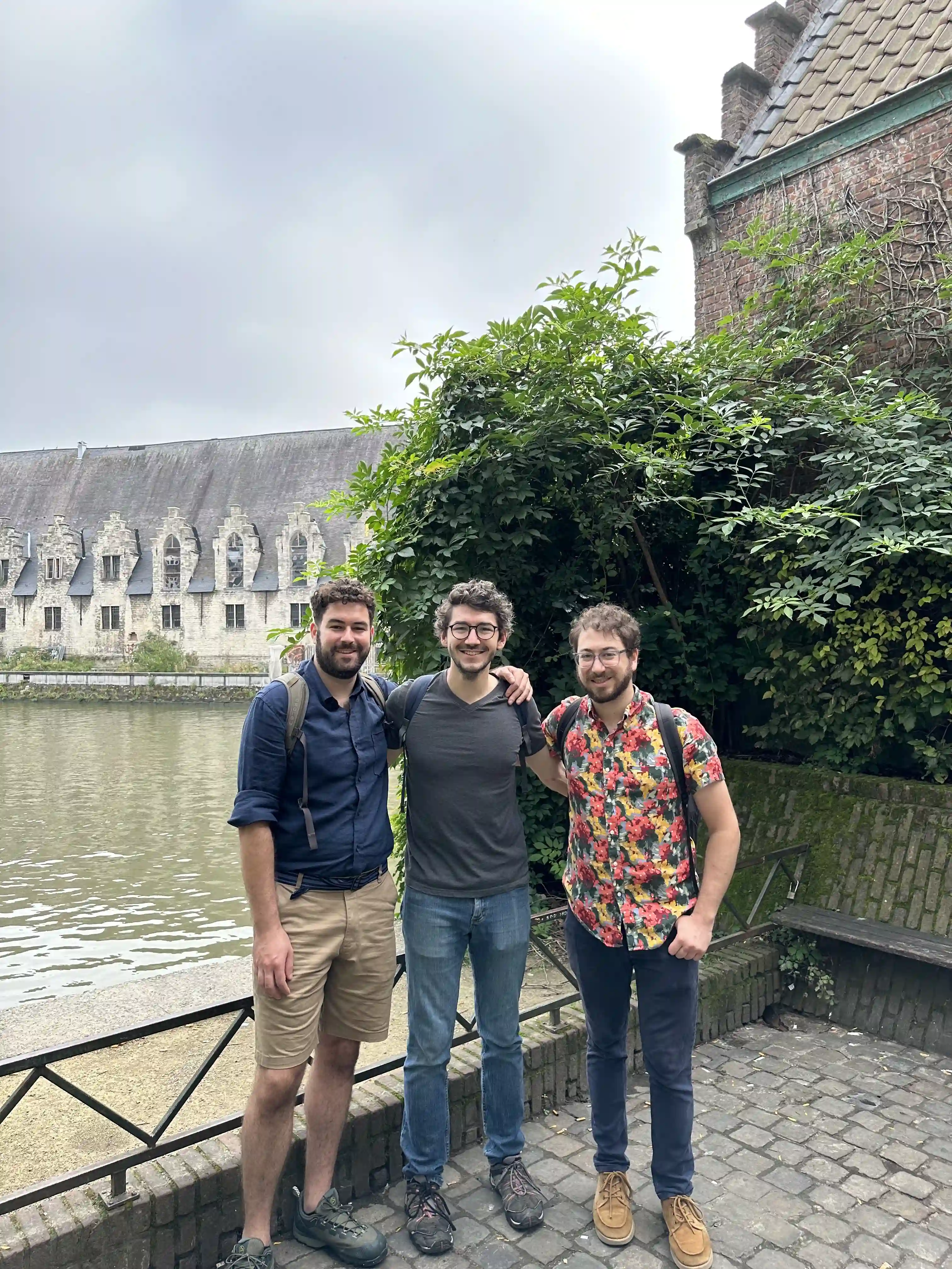 Adam, Moi, et Jason au bord d’un canal à Gand ~ 2023