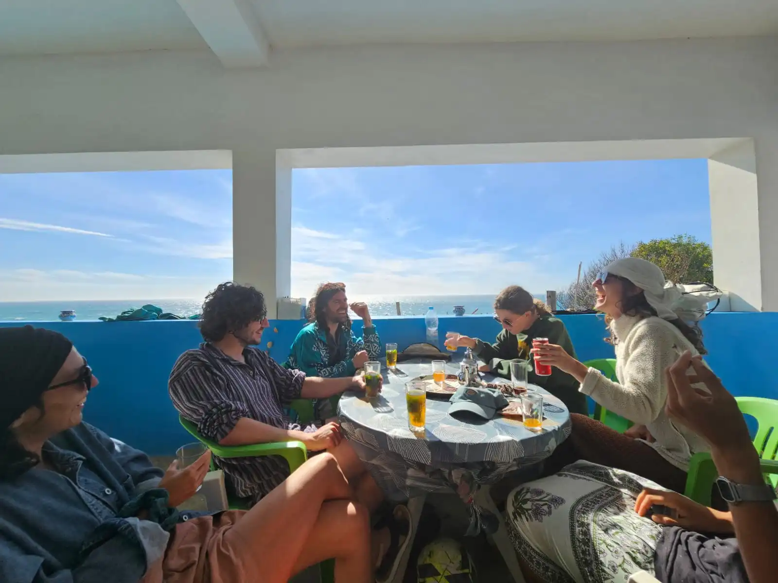 Sur la plage vers Asilah avec Margaux, Moi, Tim, Constance, Clemence, et Sami