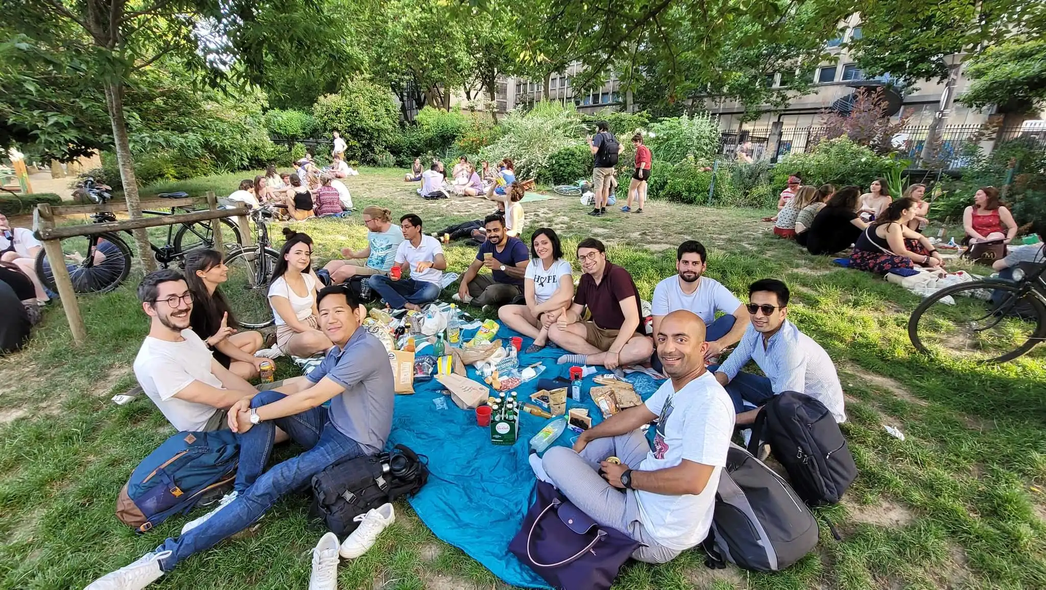 Pas mal de gens, y-compris Anton et moi pour une piquenique à Paris ~ 2022