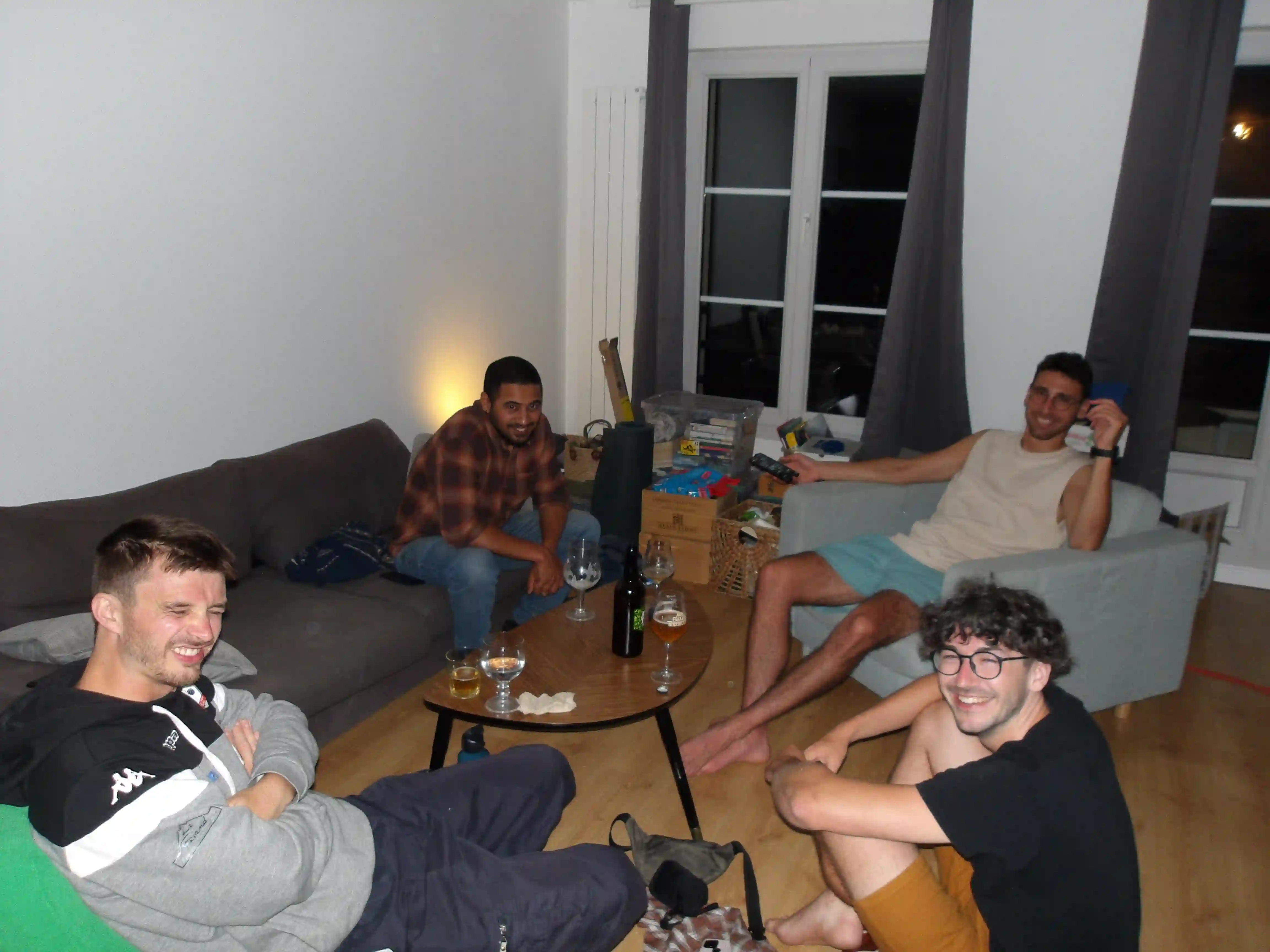 Tyler, Sunny, Moi, et Quentin dans un nouvel appartement avec une nouvelle caméra ~ 2024